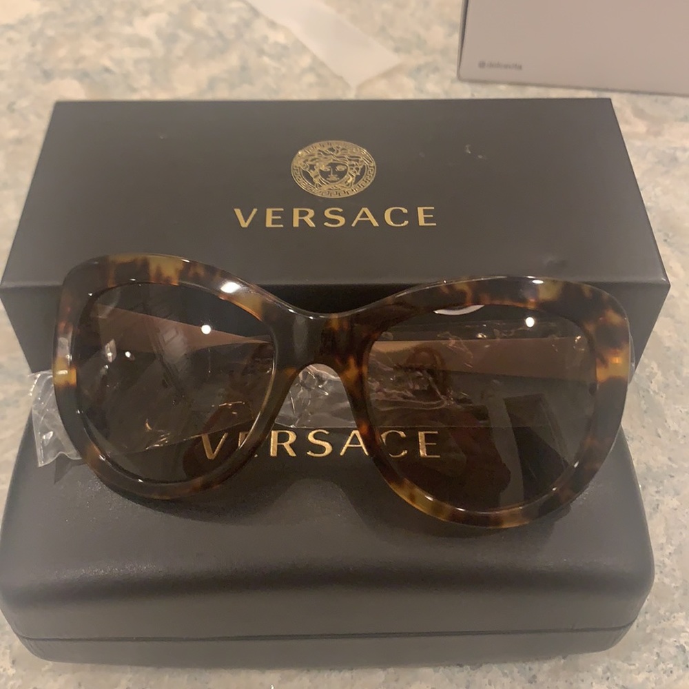 Versace Sunglasses Tortoiseshell Cat Eye w all AUTHENTIC accessories & S…